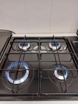Smeg gas hob in black with attached fitting hose and pEx con