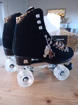 Moxi Panther Rollerskates
