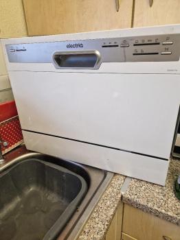 Dishwasher Table Top 6 place settings Less than a year old