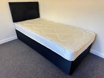 SINGLE LIGHT QUILT DAMASK MATTRESS AND BLACK BASE  FAUX LEA